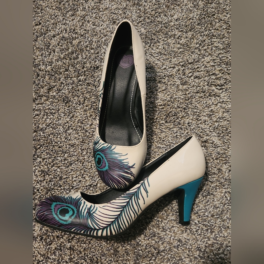 tuk brand Heels, White w/ Peacock feather design